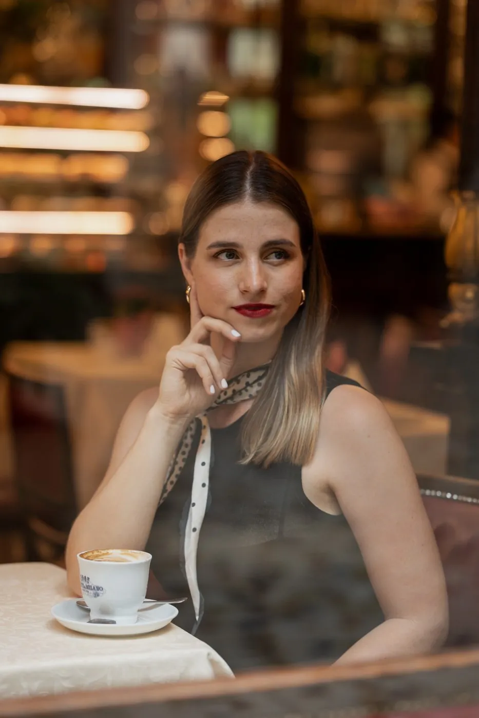 Bea Dummer em um café histórico de Torino