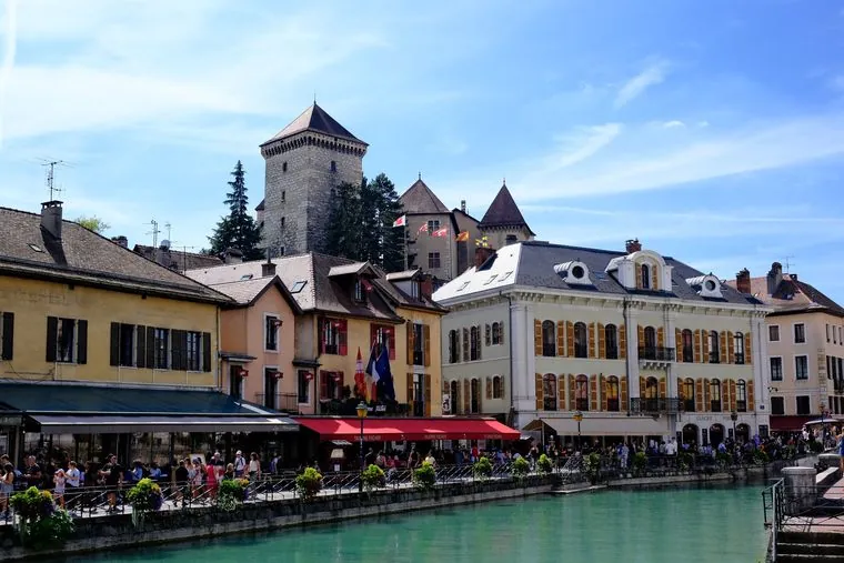 O centro histórico de Annecy à beira do canal