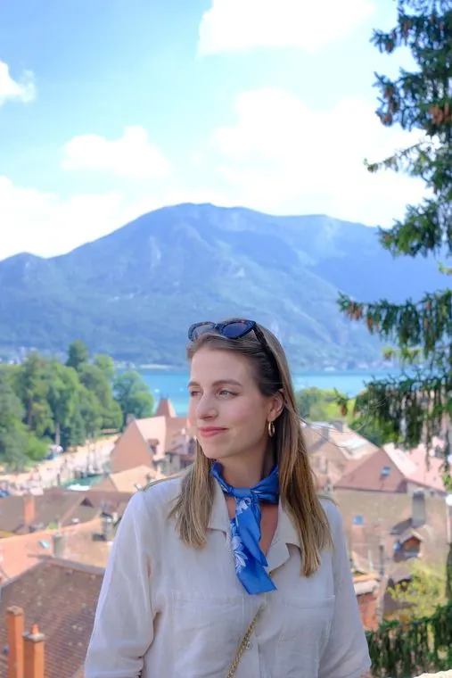 Bea Dummer sobre os telhados de Annecy