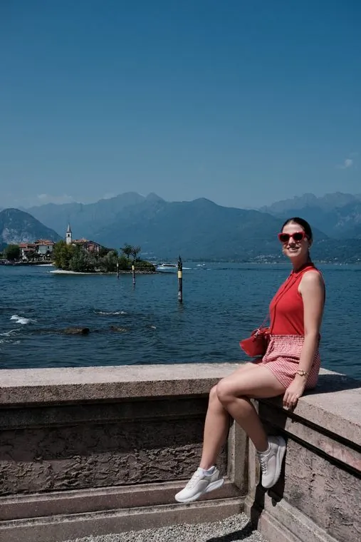 Bea Dummer diante da Isola dei Pescatori, no Lago Maggiore