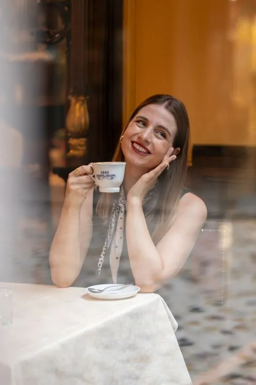 Bea Dummer com uma xícara de café em Torino