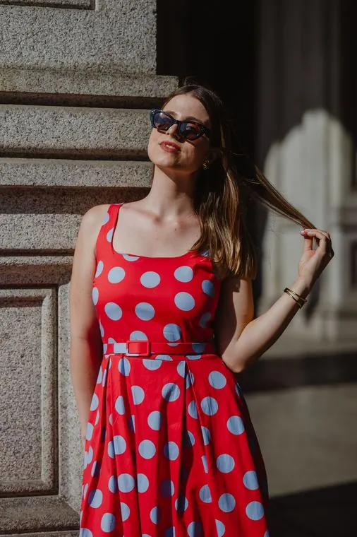 Bea Dummer em uma escadaria no centro de Torino