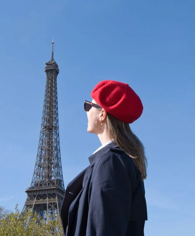 Bea Dummer diante da Torre Eiffel, em Paris