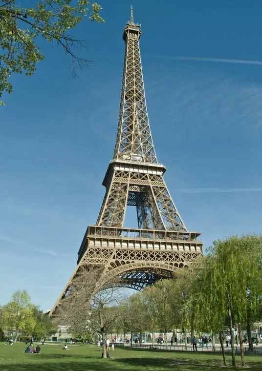 A Torre Eiffel vista do Champ de Mars